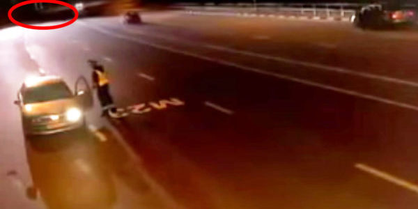 車を注意していた警官。数秒後ヤバすぎる「ヤツら」が出現し車内に避難！