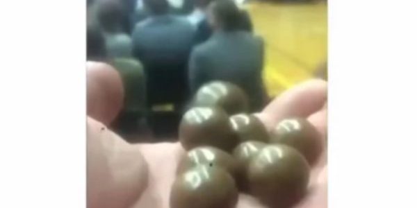 この中にチョコボール以外の「モノ」があります。何でしょう？