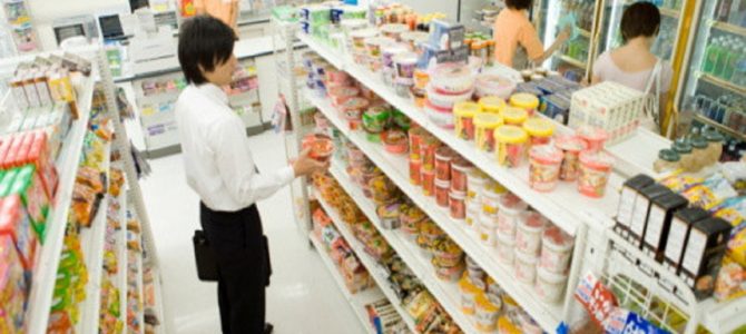 とあるコンビニの書籍コーナーに置いてある本の並びが思わせぶり