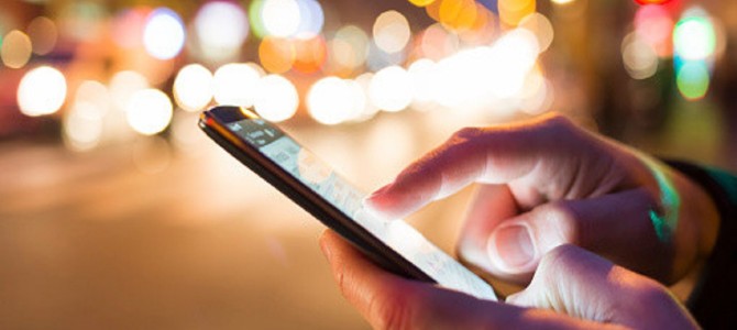 人体への影響は肌にまで…スマホ焼けの原因となる「ブルーライト」とは? 人体への影響は肌にまで…スマホ焼けの原因となる「ブルーライト」とは?