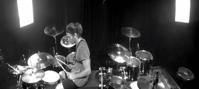 ドラムを演奏しながら、何故かバック宙をする動画が、なんだかカッコいい