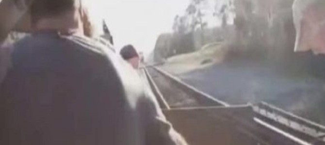 線路上で無許可の撮影をしていたら列車がやってきて…現実に起きた衝撃映像