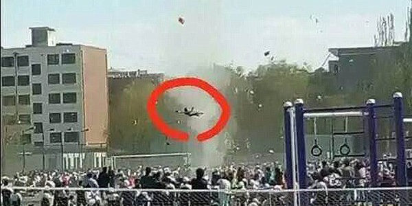 竜巻に巻き込まれ人が空を舞う瞬間が撮影される。運動会で小学生を突風が襲う