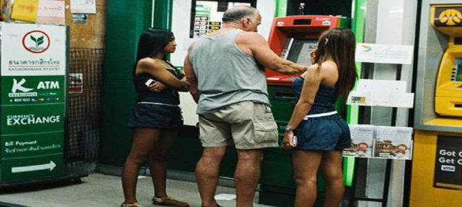 突っ込みどろこ満載！世界各国のATM前の事情が笑える