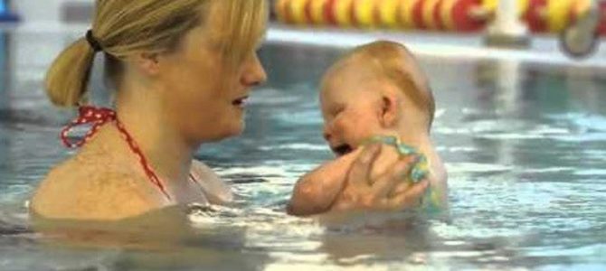 眼球を持たずに生まれた赤ちゃん、ママとのスイミングで天使の笑顔見せる 眼球を持たずに生まれた赤ちゃん、ママとのスイミングで天使の笑顔見せる