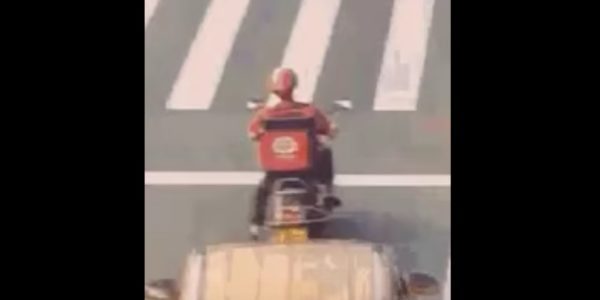 後ろから突っ込まれたライダーが半端ない身体能力で回避！