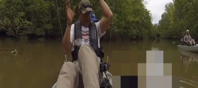 ナマズかと思って釣り上げたら、ありえない奴が釣れて全力で退避！