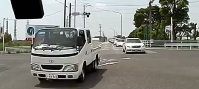 ありえない運転をするトラックが撮影され炎上！