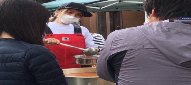 ローラが熊本避難所でお忍び炊き出し！地震以来暗かった住宅地が、パッと明るくなった気がしました。本当にありがとう！