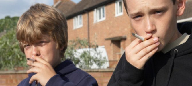 サボリ防止に生徒に10分の喫煙タイムを許可する英中学校