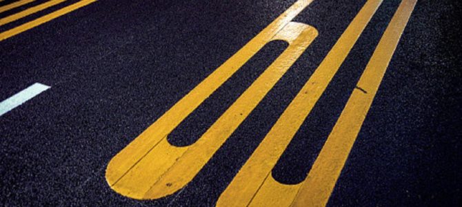 逆に気になって見ちゃう？あまり見かけない「変わった路面表示」