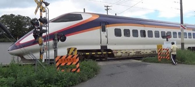 めっちゃ違和感。。全国でも珍しい新幹線の踏切り