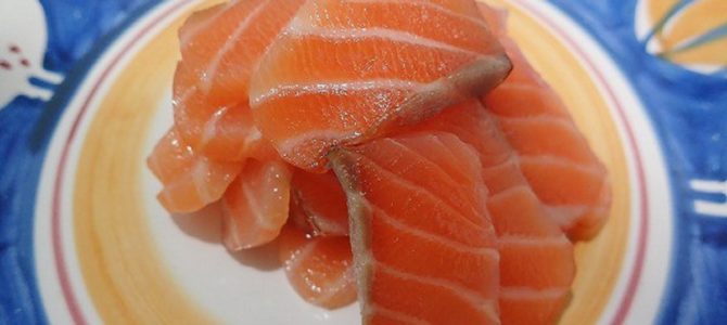 超簡単！100円均一の道具で「絶品スモークサーモン」を作る方法