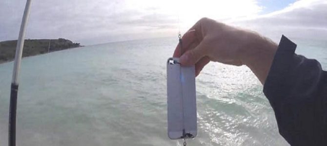 万能すぎるiPhone！本体に釣り針を装着すれば…巨大魚が釣れるって知ってた？