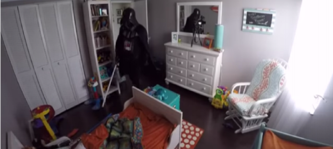 ある朝ダースベイダーに起こされたら?予想外の反応が可愛すぎ ある朝ダースベイダーに起こされたら?予想外の反応が可愛すぎ