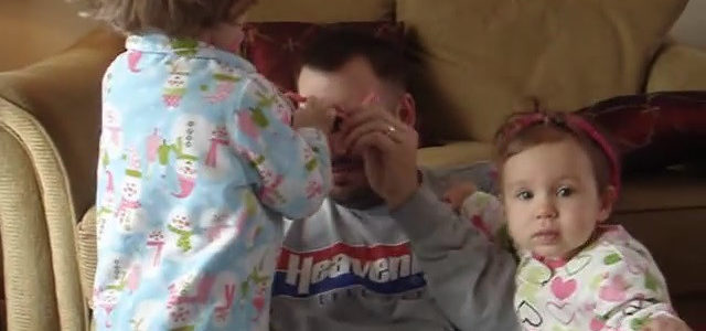 バランスを崩し転倒する娘をノールックでキャッチするパパがカッコ良すぎる！