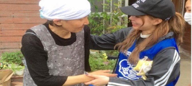 益若つばさ、被災地熊本で靴下5000足配布。小2の息子と現地で支援活動行う