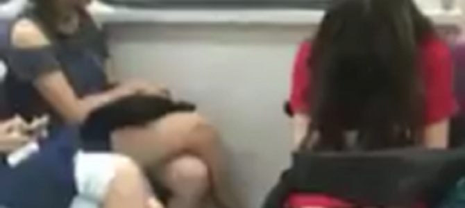 電車で居眠りをしてしまった女性を襲う恐怖