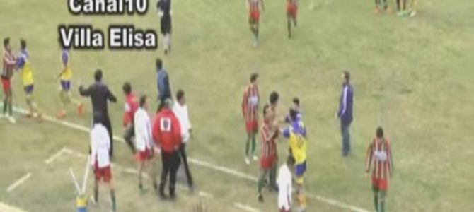 試合中に起こった悲劇。サッカー選手の顔面に何度も…