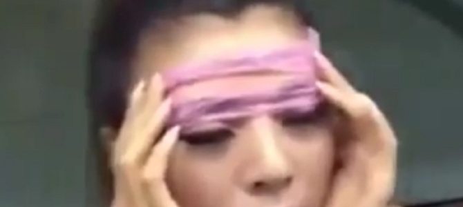 中国の地下鉄に顔に“コンドーム”を貼る女性たちが現れる！