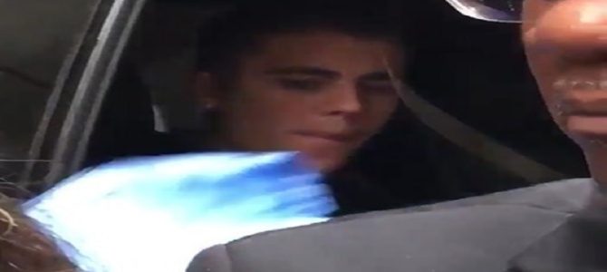 ファンからのプレゼントを車の窓から投げ捨て