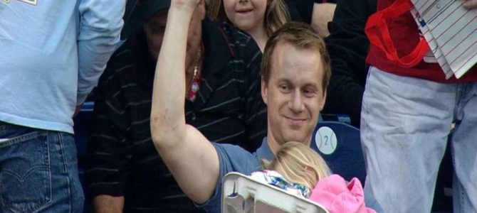 娘とトレイを持ちながら、ファウルボールを素手でキャッチしたパパが話題に！！