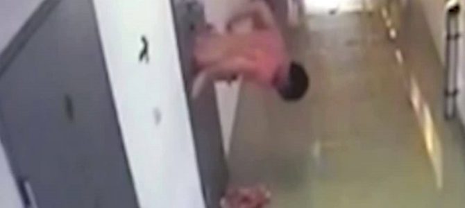 ロシアの囚人、ドアの配膳口からまさかの脱獄