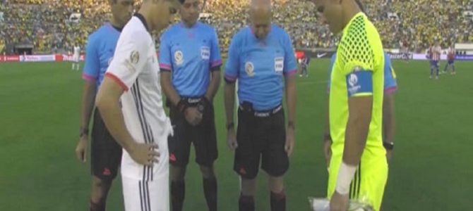 両キャプテンも困惑!?試合前のコイントスで起きた…前代未聞のハプニングが微笑ましい! 両キャプテンも困惑!?試合前のコイントスで起きた…前代未聞のハプニングが微笑ましい!