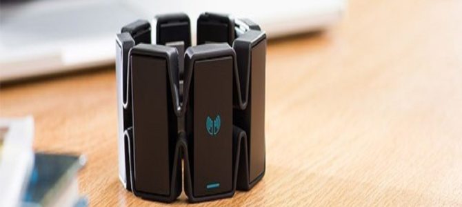 腕にはめて手を動かすと“スゴい事”が起きるバンドとは？