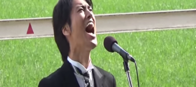 桐谷健太が魂の国歌独唱。13万人の観客を大いに沸かせる！