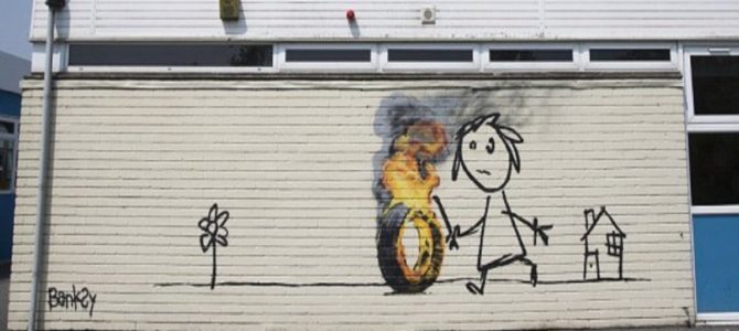 登校すると校舎の壁に落書きが！