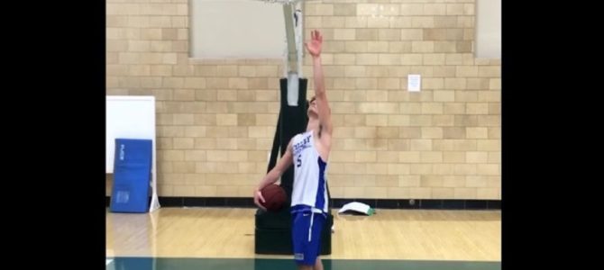 フリースローラインからジャンプしダンクを決める大学生が凄い！