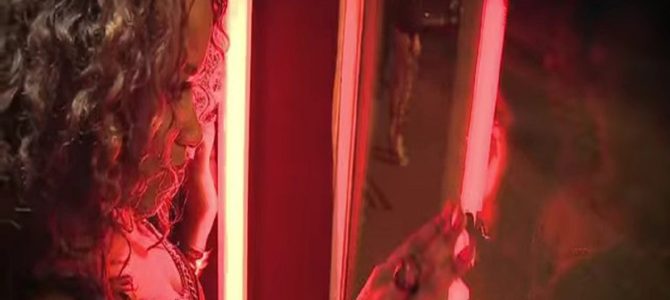 売春婦の隠された素顔を知り硬直