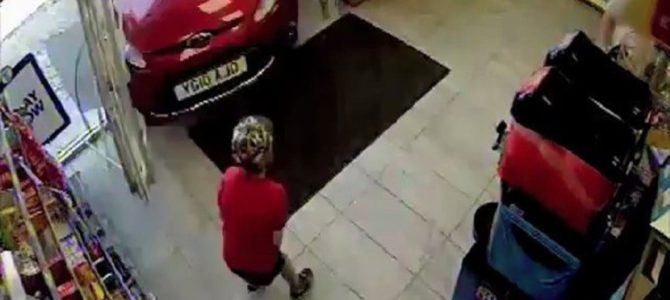 79歳女性の飲酒運転で車が店に突っ込んだ恐怖の瞬間