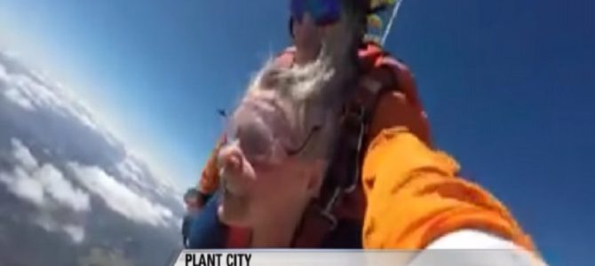 72歳の誕生日にスカイダイビングをしていたおばあちゃん