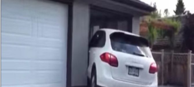 ポルシェを超狭いガレージに入れようとする