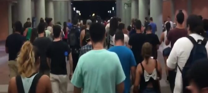 ポケモンGOに熱狂するアメリカ人。もう社会現象になってる！