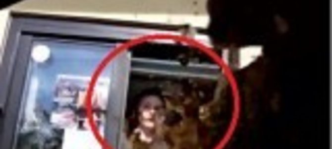 店員が突然コーラをお客さんに投げつけた！