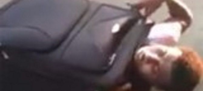 スイスで発見された不法移民の青年 スイスで発見された不法移民の青年