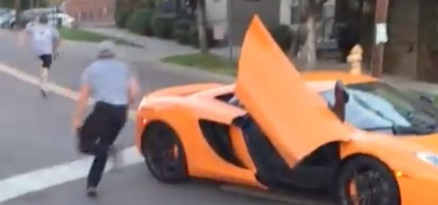 クラクションにブチ切れた少年、2,600万円の高級車を壊して逃走！