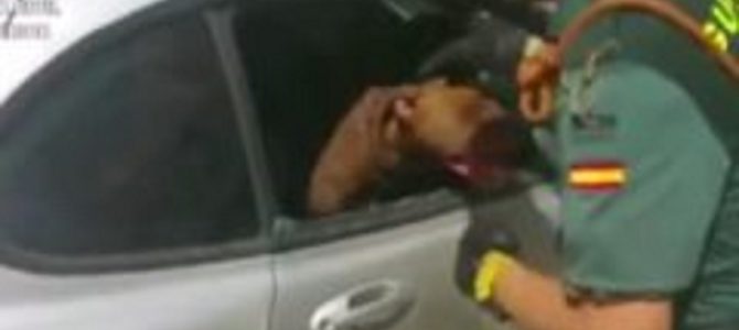 真夏の小さな車の中に大型犬が放置！警察官がガラスをぶち破って救助する！