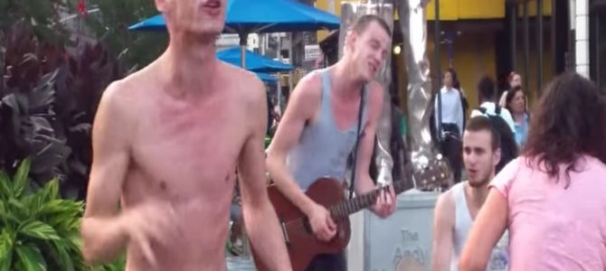 ただの酔っ払い風の半裸の男性。しかし彼が歌い始めると空気は一変！