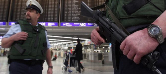 夫の愛人への嫉妬心で空港に虚偽の爆弾通報をした妻