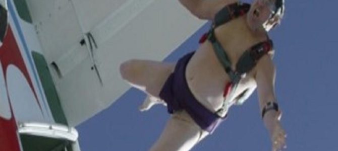 まわしのみを着けた力士が“空中土俵入り”