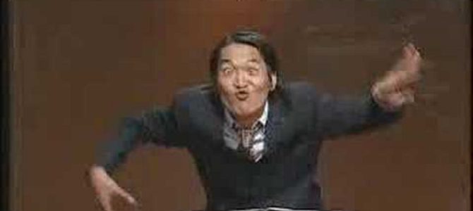 ２人乗りノーヘルミニバイクが“タコ踊り”で警官を挑発