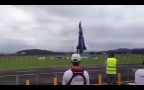 目を疑った、、垂直で滞空する戦闘機のありえない動きに驚愕！