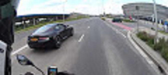 バイクに抜かれたことに腹を立てた車がやり返す