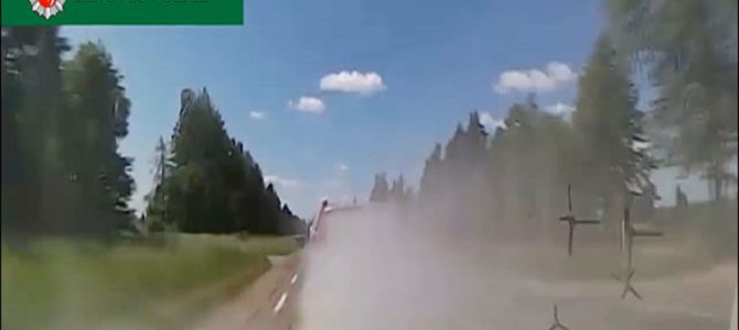 逃走車からまきびしを撒かれるパトカー