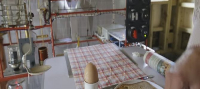 おじいちゃんが、奥さんのために発明した「朝食クッキングマシーン」が、すばらしい おじいちゃんが、奥さんのために発明した「朝食クッキングマシーン」が、すばらしい