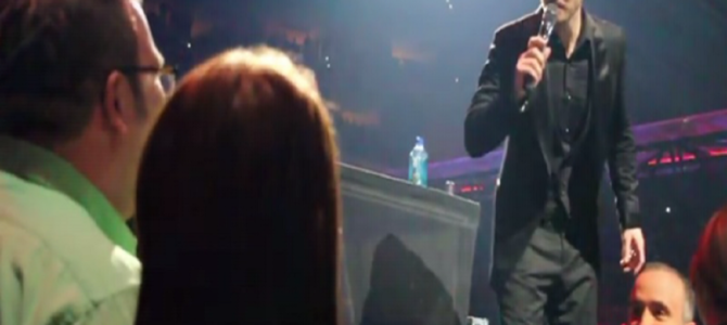 ライブにファンが乱入！マルーン5、テイラー…